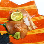 料亭 能登新 - 鮭の焼霜造り（奥）…サクッとして旨味が濃い、サーモンとの違いは歴然