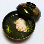 料亭 能登新 - 卵皮椀（こかわわん）。はらこと鮭の身をつみれにしたもの、新潟名物「かきのもと」を散らして