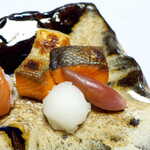 料亭 能登新 - 塩引き鮭。オス鮭に塩をすり込み、1ヶ月ほど寒風にさらして干し上げる、村上にしかない味覚