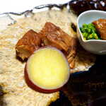 料亭 能登新 - 鮭の焼漬。白焼の鮭を熱いうちにタレに浸して作る。もとは産卵後のメス鮭を美味しく食べる工夫だった