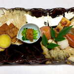 料亭 能登新 - 鮭の焼き浸し、ほっぺた味噌、手まり寿司、塩引き鮭。まさに味の競演！