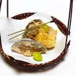 料亭 能登新 - 氷頭せんべい（手前）、鮭しんじょうのきのこ揚げ（後ろ）。もっちりとした銀杏も美味