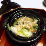 料亭 能登新 - 雅味煮鍋（がじになべ）。鮭の身・肝・白子・はらこを、きのこ・野菜とともに、上品な塩味で煮込んだ一品