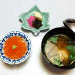 料亭 能登新 - 味噌汁には鮭のつみれ入り。桜色に染めた甘酢大根・べったら・昆布を添えて