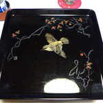 料亭 能登新 - 村上堆朱の三彩彫り。朱・黄・緑の三色漆を塗ったあとで彫刻して仕上げる