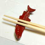 料亭 能登新 - 箸置きはもちろん鮭。伝統工芸・村上堆朱が効果的に使われます