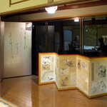 料亭 能登新 - 人数に関わらず、食事は個室での提供。調度品にも注目したい