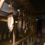 料亭 能登新 - 中庭には塩引き鮭が干される。すべて社長のお手製、気温に合わせて塩加減を調整するこだわり