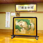 料亭 能登新 - 玄関を開けると、金色の世界が飛び込んでくる。仲居さんが個室へとご招待