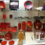 料亭 能登新 - 入って右手には、伝統工芸・村上堆朱のコレクション。彫刻してから漆を塗るのが基本だが、様々なバリエーションがある