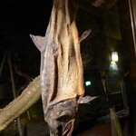 料亭 能登新 - 一年以上干した塩引き鮭は、塩気と旨味が高度に凝縮。スライスして「酒びたし」として供される