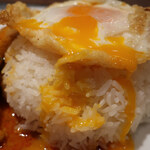 Puan - 鶏肉のレッドカレー　炒めのせごはん
                         目玉焼き付き 日替りランチ