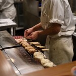 Yakitori Sada Juurou - カウンターからは焼いている様子が