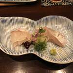 鳥田中 - 201906  お通し（刺身　左:真鯛　右:カンパチ）