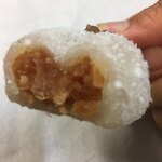 和菓子処 大角玉屋 - 干し柿　中には柿色の餡が入っています