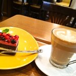 COFFEE&BAR Bontain - カプチーノとベリーのケーキ♬