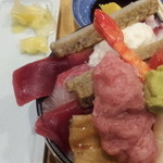 すし定 - 皿を使わないとご飯にたどり着けない