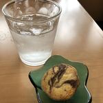 ハニームーンカフェ - お冷と一緒に手作りクッキーのサービスが！