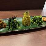 spice料理と酒 kagura - 前菜盛り合わせ(きんぴらごぼう、ほうれん草のバター炒め、ポテトサラダ、菜花のマスタード和え、自家製明太子)