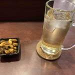 spice料理と酒 kagura - お通し(マサラナッツ)、スパイスハイボール 