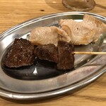 上本町 チエちゃん - カルメラ弟～串焼きA（牛串ハラミと豚串とんトロ）