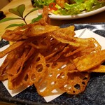 全席個室 居酒屋 九州料理 かこみ庵 - 根菜チップ(ゴボウ/レンコン)