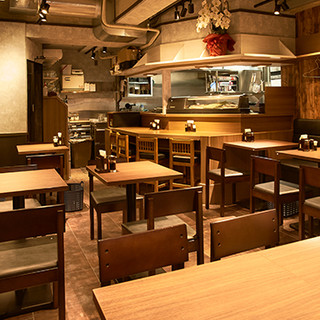 The clean and stylish interior is perfect for a girls' night out or a company drinking party.
