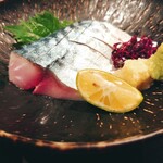 鳥王 - 料理写真:秋サバの〆鯖刺 680円