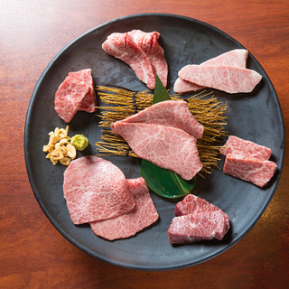 Assortment where you can enjoy carefully selected cuts of top-ranked Kuroge Wagyu beef from Kagoshima Prefecture
