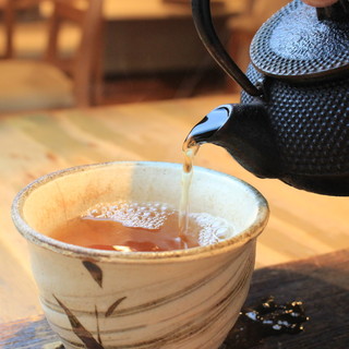 ＜有機ほうじ番茶＞は、一日の疲れを癒してくれる優しい味わい