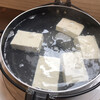 わらかど - 料理写真:こんな感じで運ばれてきます。
最初は透明。
うれしの温泉湯豆腐 単品800円