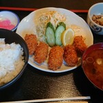 万吉食堂 - カキフライ定食(税込850円) 、選べる小鉢付き