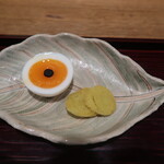 茶懐石 中伴 - 半熟卵の大徳寺納豆、銀杏せんべい