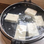 わらかど - こんな感じで運ばれてきます。
最初は透明。
うれしの温泉湯豆腐 単品800円