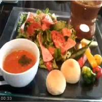 カレス - 新鮮野菜のバーニャカウダとソフトサラミのサラダ