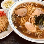 ぺこちゃん食堂 - ラーメンセットA(ラーメン、半チャーハン、お新香)@800円大盛り+200円