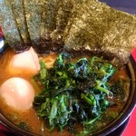 家系ラーメン 稲葉家 - 味玉ラーメン(ほうれん草、海苔増し)