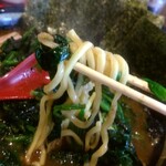 家系ラーメン 稲葉家 - 麺リフト(ほうれん草増しなのでほうれん草も)