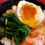 家系ラーメン 稲葉家 - 味玉とほうれん草を乗せて