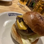 TSUNAMI - チーズバーガーQ935円にマスタードとビール660円