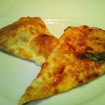 Modampasuta - 下）３種のチーズのピザ　　上）マルゲリータ