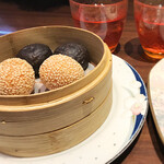中国四川料理 秀峰 - 点心 この日の点心はゴマ団子とチョコレートが入った饅頭