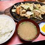 タケダ食堂 - ホルモン定食。ご飯結構大盛り！