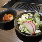 Oumigyuuyakiniku Hyakuichiya - キムチとサラダ