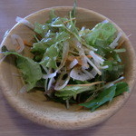 アツアツ - サラダはおかわり自由♪ドレッシングも何種類か用意されています☆