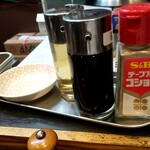 洛二神 - 卓上の調味料