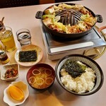 Horumon Kouraku - 出来上がる前にご飯と味噌汁来ます、えぇ味噌汁ぶちまけました、ワタクシのミスです、丁寧に取り替えて貰い、韓国海苔も再度頂きました、ありがとうございます( ﾉ;_ _)ﾉ