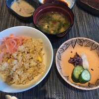 鉄板焼 さざんか - ガーリックライス、味噌椀、香の物