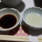 秀月 - お造りは二種類醤油から(土佐醤油とトマト醤油)