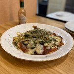 近所の鉄板焼き家 つどい - 鉄板焼きPIZZA(サラミとブラックオリーブ)